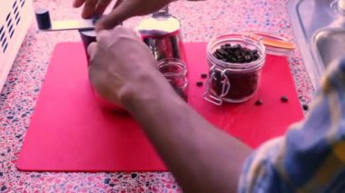 Üst düzey biri moka demliğiyle espresso kahvesi hazırlıyor.