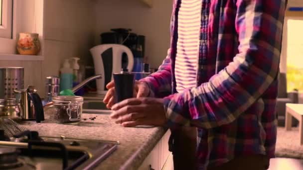 自宅の台所で粉砕機でコーヒー豆を手動で研削人 — ストック動画