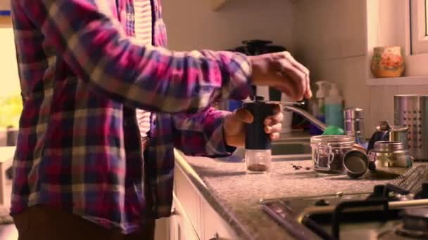Человек Вручную Шлифовка Кофейных Зерен Мельницей Кухне Домашних Условиях — стоковое видео