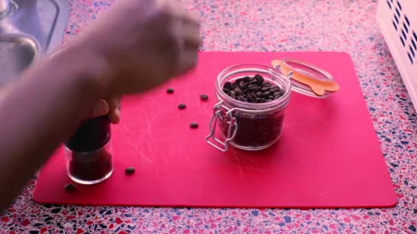 Seseorang Secara Manual Menggiling Biji Kopi Dengan Penggiling Dapur Rumah — Stok Video