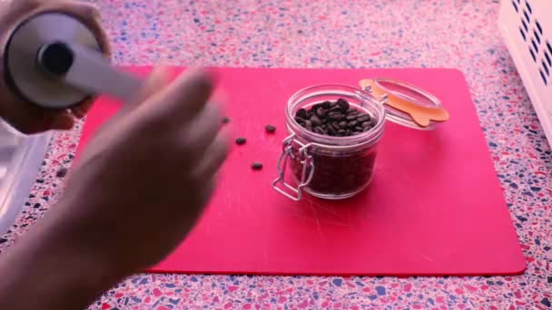 自宅の台所で粉砕機でコーヒー豆を手動で研削人 — ストック動画