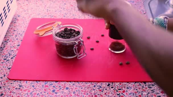 Persoon Handmatig Vermalen Koffiebonen Met Molen Keuken Thuis — Stockvideo