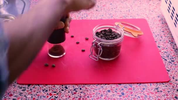 Persoon Handmatig Vermalen Koffiebonen Met Molen Keuken Thuis — Stockvideo
