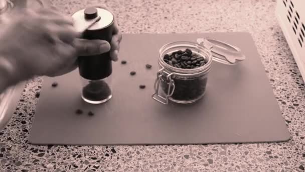 家里的人在厨房里用研磨机手工研磨咖啡豆 — 图库视频影像