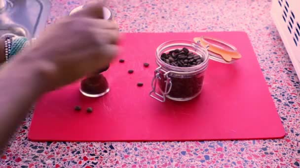 Bovenaanzicht Van Persoon Handen Malen Koffiebonen Keuken — Stockvideo