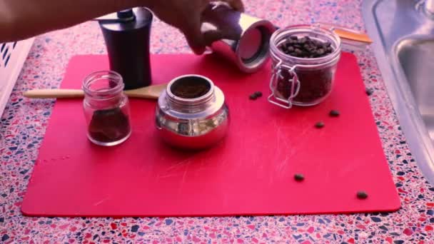 Vista Superior Pessoa Que Prepara Café Expresso Com Pote Moka — Vídeo de Stock
