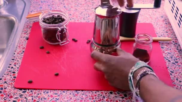 Bovenaanzicht Van Persoon Die Espresso Koffie Bereidt Met Een Moka — Stockvideo