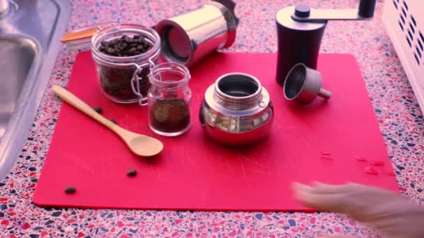 Ovanifrån Person Som Förbereder Espresso Kaffe Med Moka Pott — Stockvideo