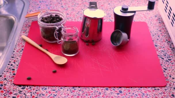 Person Von Oben Bereitet Espresso Kaffee Mit Mokka Kanne — Stockvideo