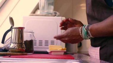 Evde tereyağı ve MCT yağıyla kahve hazırlayan kişi  