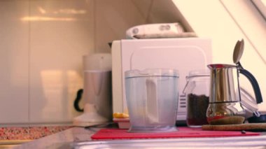 Tereyağı ve MCT yağıyla kahve hazırlayan kişi