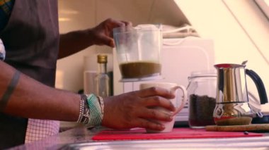 Mutfakta tereyağı ve MCT yağıyla sağlıklı kahve hazırlayan kişi