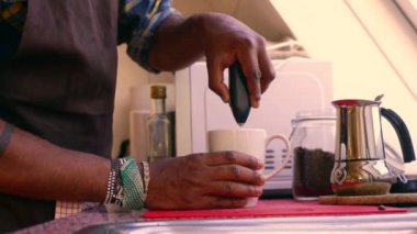 Mutfakta tereyağı ve MCT yağıyla sağlıklı kahve hazırlayan kişi