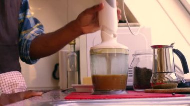 Keto kahvesini tereyağı ve MCT yağıyla hazırlayan kişi 