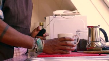 Keto kahvesini tereyağı ve MCT yağıyla hazırlayan kişi 