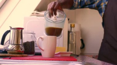 Keto kahvesini tereyağı ve MCT yağıyla hazırlayan kişi 