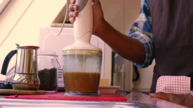 Keto kahvesini tereyağı ve MCT yağıyla hazırlayan kişi 