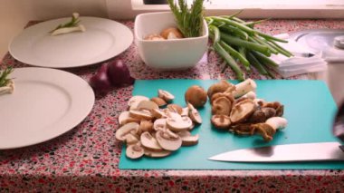 Fotoğrafçı mutfakta mantar fotoğrafı çekiyor.