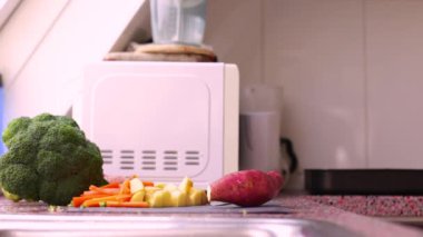 Adam sağlıklı yemek için organik tatlı patatesleri doğruyor.