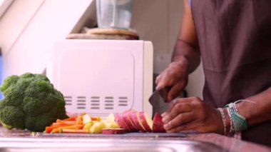 Adam sağlıklı yemek için organik tatlı patatesleri doğruyor.