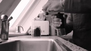 Mutfakta Brezilya kahve çekirdeklerini elle öğüten kişi.