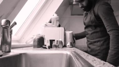 Mutfakta kahve demliği hazırlayan kişi.
