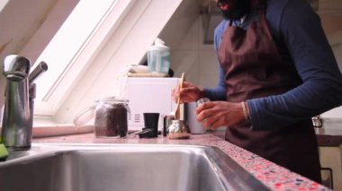 Mutfakta kahve demliği hazırlayan kişi.