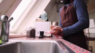 Mutfakta kahve demliği hazırlayan kişi.