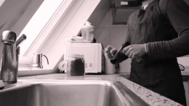 Elle öğütülmüş Kolombiya kahve çekirdekleri mutfakta.