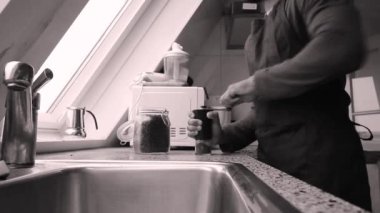 Elle öğütülmüş Kolombiya kahve çekirdekleri mutfakta.