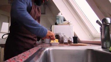 Evde tereyağı ve MCT yağlı ketojenik kahve yapan kişi 