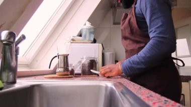 Evde tereyağı ve MCT yağlı ketojenik kahve yapan kişi 