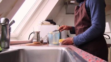 Evde tereyağı ve MCT yağlı ketojenik kahve yapan kişi 