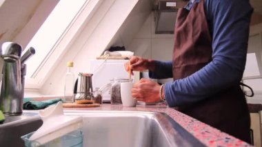 Evde tereyağı ve MCT yağlı ketojenik kahve yapan kişi 