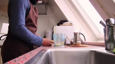 Evde tereyağı ve MCT yağlı ketojenik kahve yapan kişi 