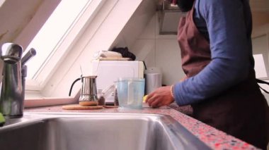 Evde tereyağı ve MCT yağlı ketojenik kahve yapan kişi 