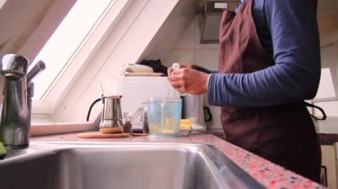 Evde tereyağı ve MCT yağlı ketojenik kahve yapan kişi 