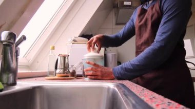 Evde tereyağı ve MCT yağlı ketojenik kahve yapan kişi 