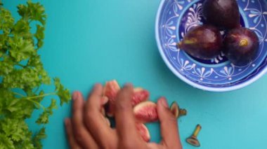 Şef mutfakta incirli vejetaryen salatası hazırlıyor.