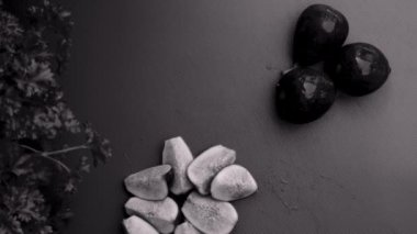 Şef mutfakta incirli vejetaryen salatası hazırlıyor.