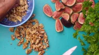 Şef mutfakta organik incir ve cevizle sağlıklı salata hazırlıyor.