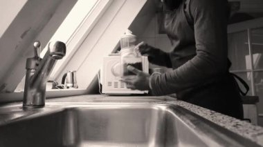 Brezilya kahvesini mutfakta öğütmeye hazırlanan kişi.