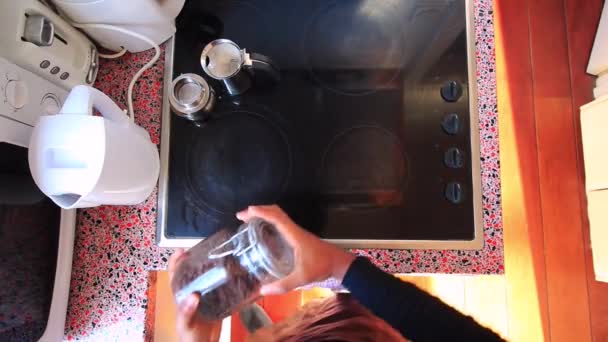 Pohled Shora Osobu Připravující Kávu Espresso Moka Hrncem Elektrickém Sporáku — Stock video