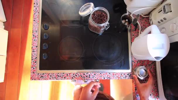 Vista Dall Alto Persona Che Prepara Caffè Espresso Con Moka — Video Stock