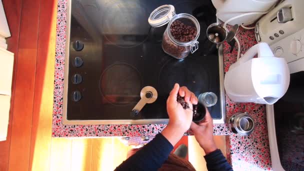 電気ストーブの上でモカ鍋でエスプレッソコーヒーを準備する人のトップビュー — ストック動画