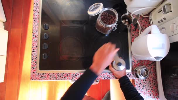 Bovenaanzicht Van Persoon Die Espresso Koffie Bereidt Met Moka Pot — Stockvideo