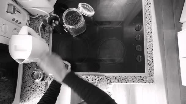 Ovanifrån Person Som Förbereder Espressokaffe Med Mokabryggare Elektrisk Spis — Stockvideo