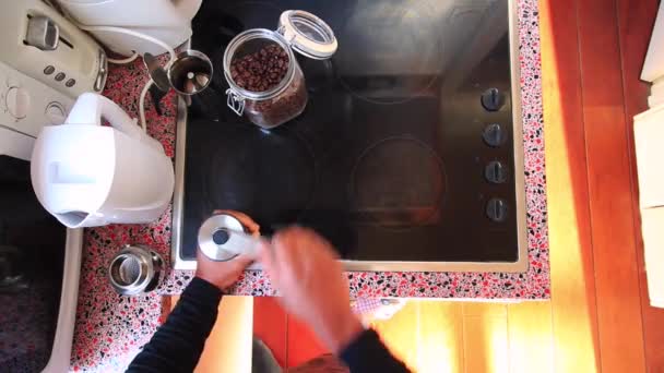 Pemandangan Utama Dari Orang Yang Menyiapkan Kopi Espresso Dengan Pot — Stok Video