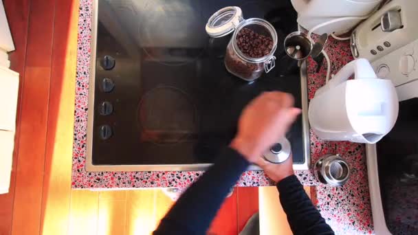 Bovenaanzicht Van Persoon Die Espresso Koffie Bereidt Met Moka Pot — Stockvideo