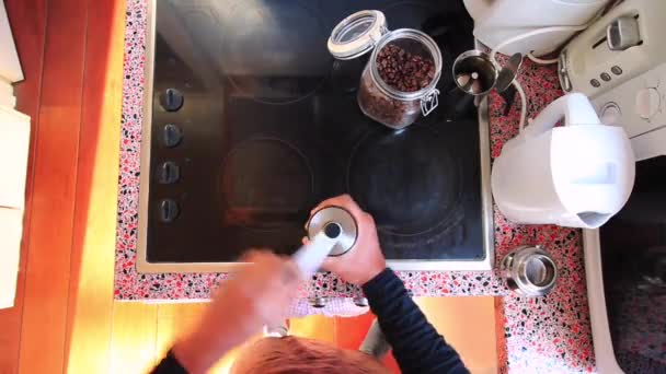 Vedere Sus Persoanei Care Prepară Cafea Espresso Oală Moka Aragaz — Videoclip de stoc